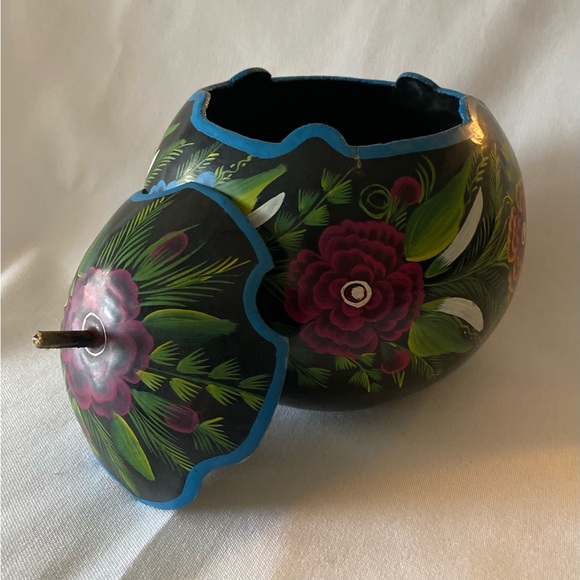Gorgeous Vintage Folk Art Hand Painted Floral Gourd Trinket Box with Lid - Picture 5 of 16